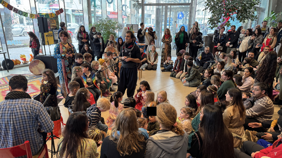 Ein buntes Newroz-Fest mit Kindern und Familien